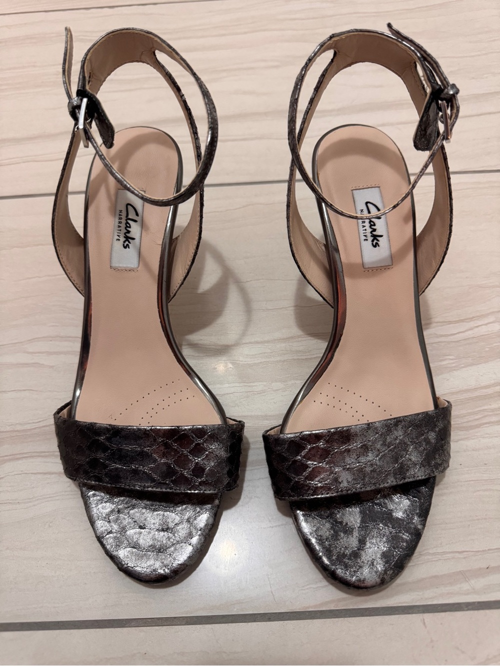 Clarks Sandles Silver Metallic Snakeskin Textured Ankle-Strap Kitten Heels Sz 9